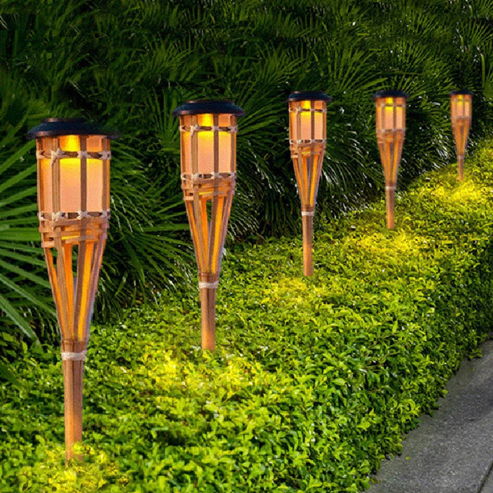 Solarbetriebene Gartenfackeln im Bambus-Design – Wetterfeste LED Deko Beleuchtung für Außen | Karnz