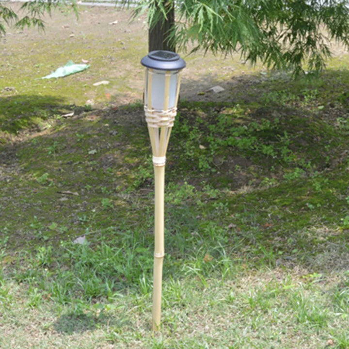Solarbetriebene Gartenfackeln im Bambus-Design – Wetterfeste LED Deko Beleuchtung für Außen | Karnz
