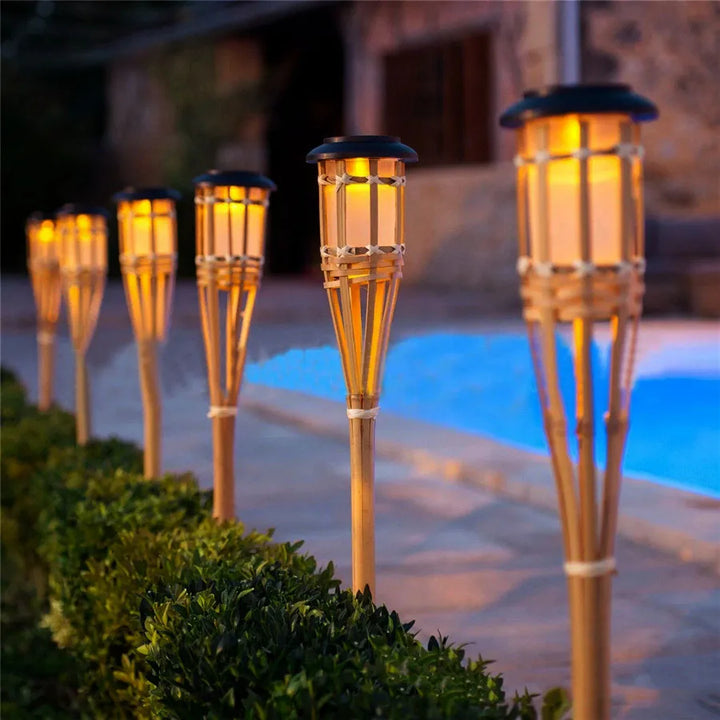 Solarbetriebene Gartenfackeln im Bambus-Design – Wetterfeste LED Deko Beleuchtung für Außen | Karnz