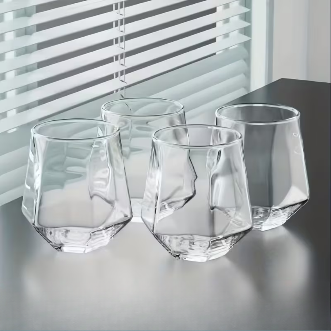 Glasbecher im transparenten Design, 4-teilige Set – stilvolles und dekoratives Design | 300 ml Glasbecher für Wasser, Saft und Tee | Karnz