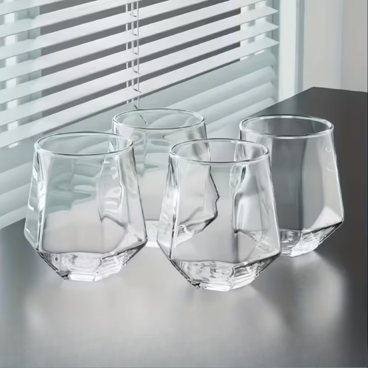 Glasbecher im transparenten Design, 4-teilige Set – stilvolles und dekoratives Design | 300 ml Glasbecher für Wasser, Saft und Tee | Karnz