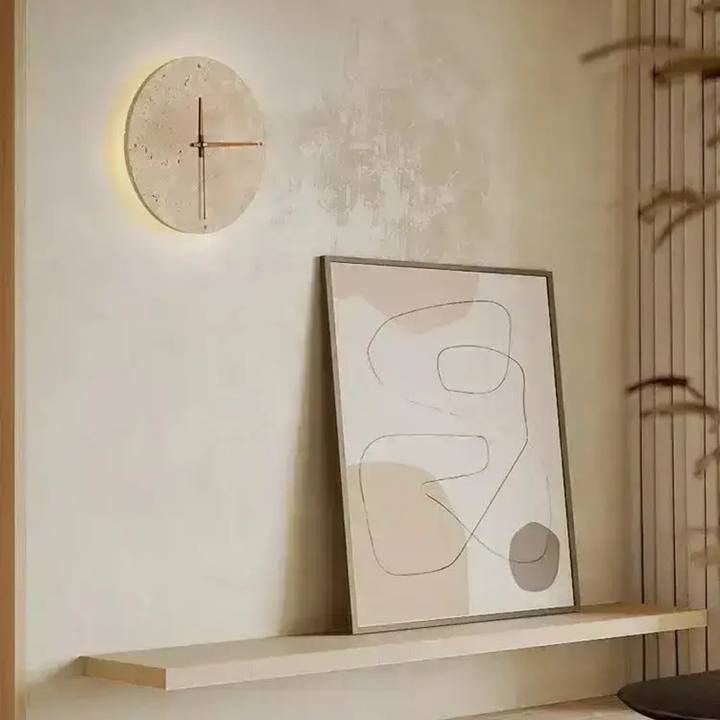 Travertin Wanduhr mit LED-Licht – Minimalistisch & Dekorativ | Hochwertige Naturstein-Uhr | Karnz