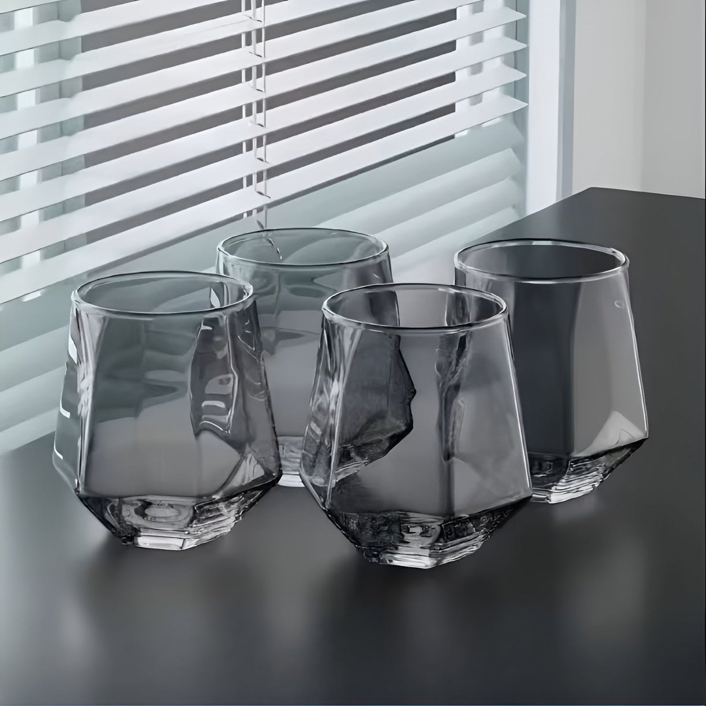 Transparentes Glas, 4-teiliges Set – Stilvolles und dekoratives Design | 300 ml Glas für Wasser, Saft und Tee