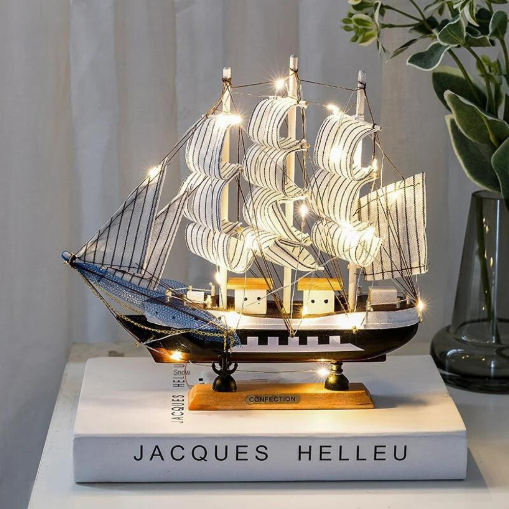 Karnz | Royaleva Nordic Holz Segelboot Skulptur - LED beleuchtetes Dekorstück, batteriebetrieben