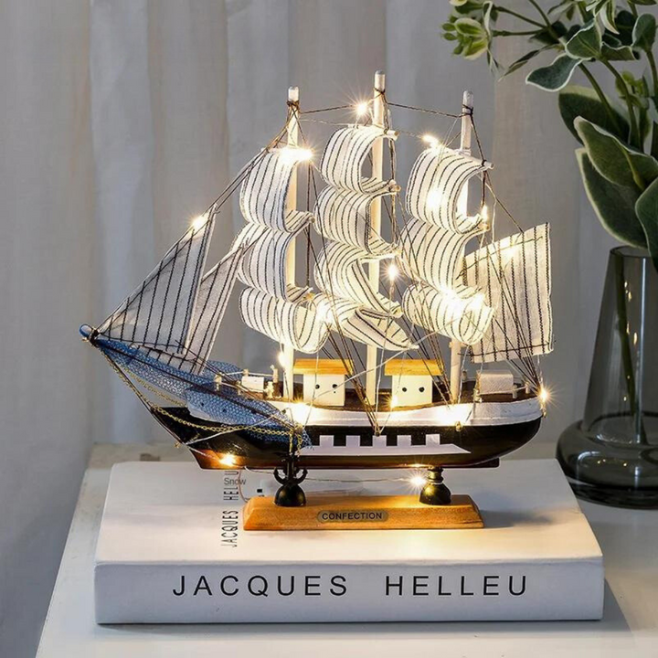 Karnz | Royaleva Nordic Holz Segelboot Skulptur - LED beleuchtetes Dekorstück, batteriebetrieben