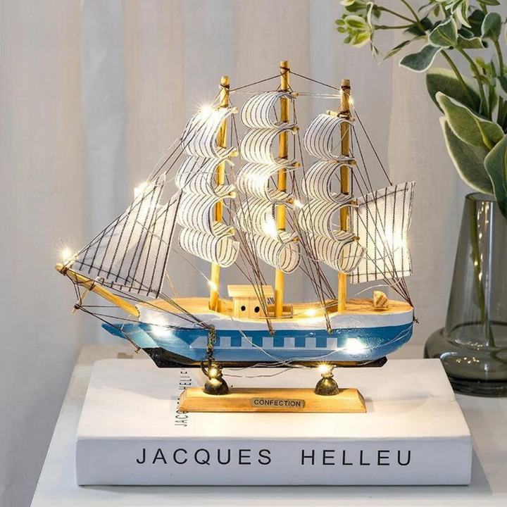 Royaleva Nordische Holzsegelboot-Skulptur - LED-beleuchtetes Dekorationsobjekt, batteriebetrieben
