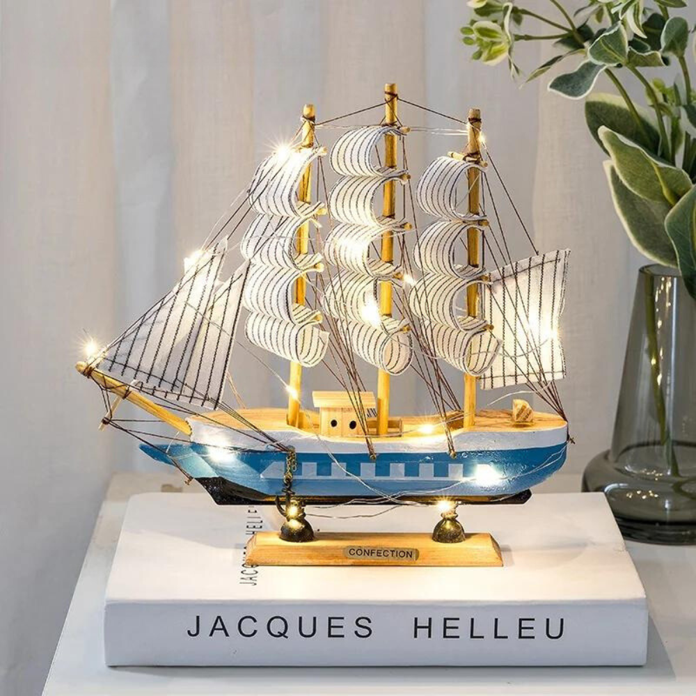 Karnz | Royaleva Nordic Holz Segelboot Skulptur - LED beleuchtetes Dekorstück, batteriebetrieben