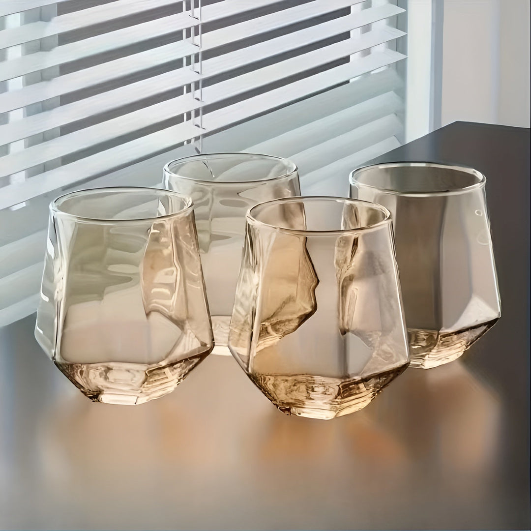 Glasbecher im transparenten Design, 4-teilige Set – stilvolles und dekoratives Design | 300 ml Glasbecher für Wasser, Saft und Tee | Karnz