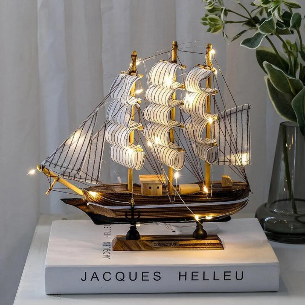 Karnz | Royaleva Nordic Holz Segelboot Skulptur - LED beleuchtetes Dekorstück, batteriebetrieben