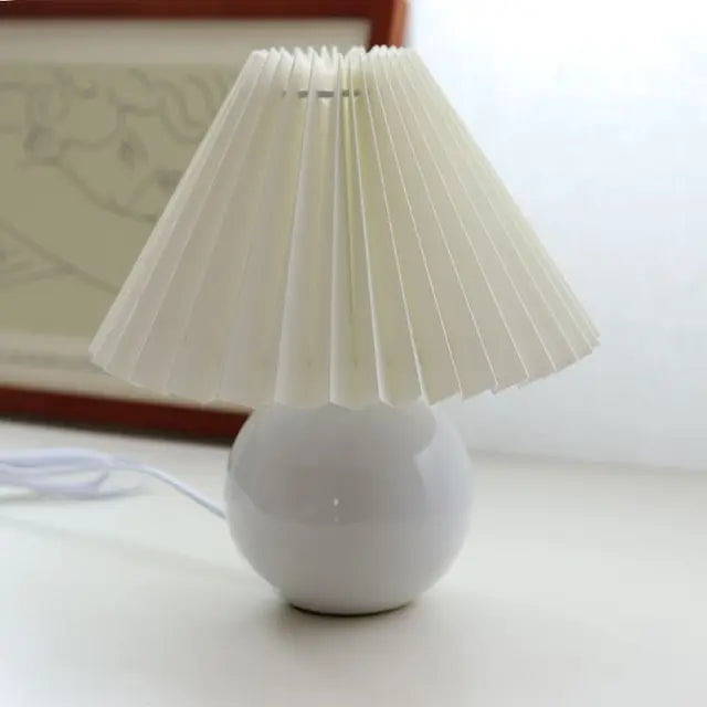 Leuchtendes Erbe: Vintage-Tischleuchte mit plissiertem Schirm – Elegante antike Retro-Nachttischbeleuchtung