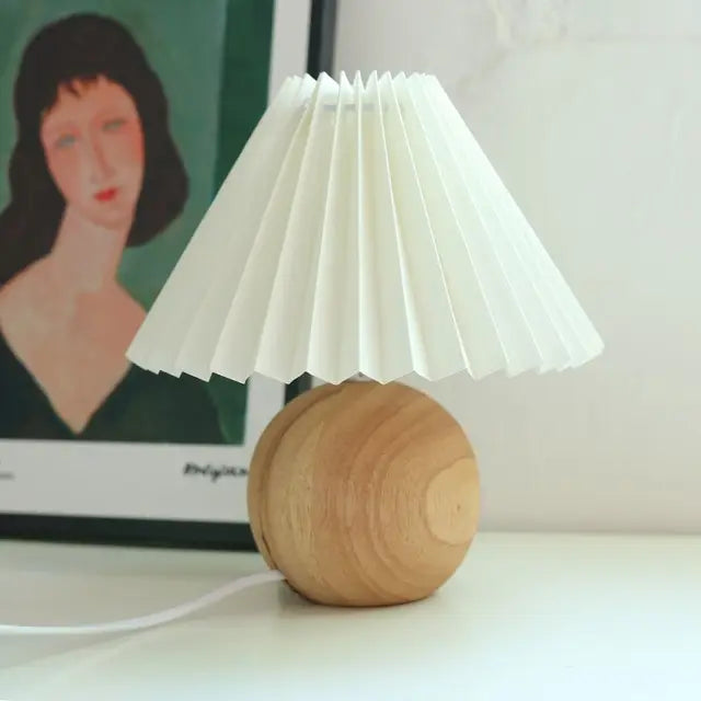 Leuchtendes Erbe: Vintage-Tischleuchte mit plissiertem Schirm – Elegante antike Retro-Nachttischbeleuchtung