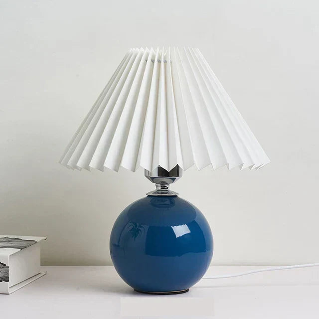 Leuchtendes Erbe: Vintage-Tischleuchte mit plissiertem Schirm – Elegante antike Retro-Nachttischbeleuchtung