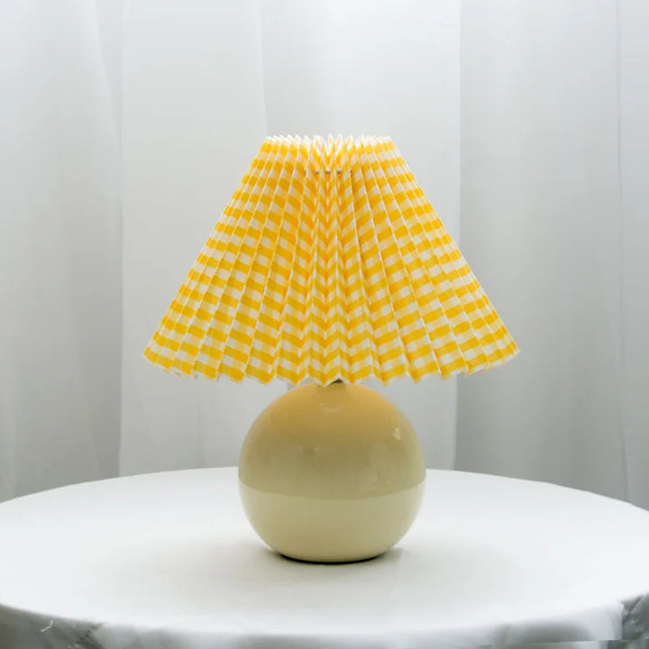 Leuchtendes Erbe: Vintage-Tischleuchte mit plissiertem Schirm – Elegante antike Retro-Nachttischbeleuchtung