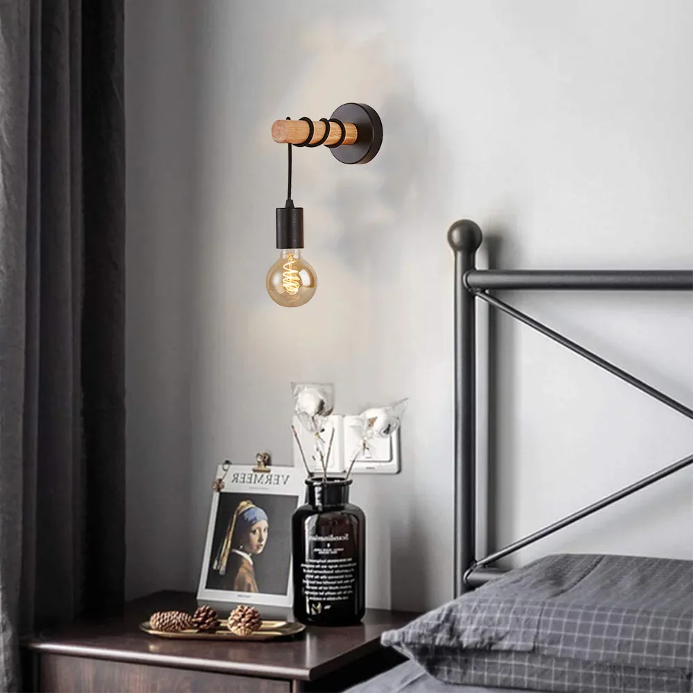 Schwarze industrielle Wand-Nachttischlampe mit Holzsockel | Karnz