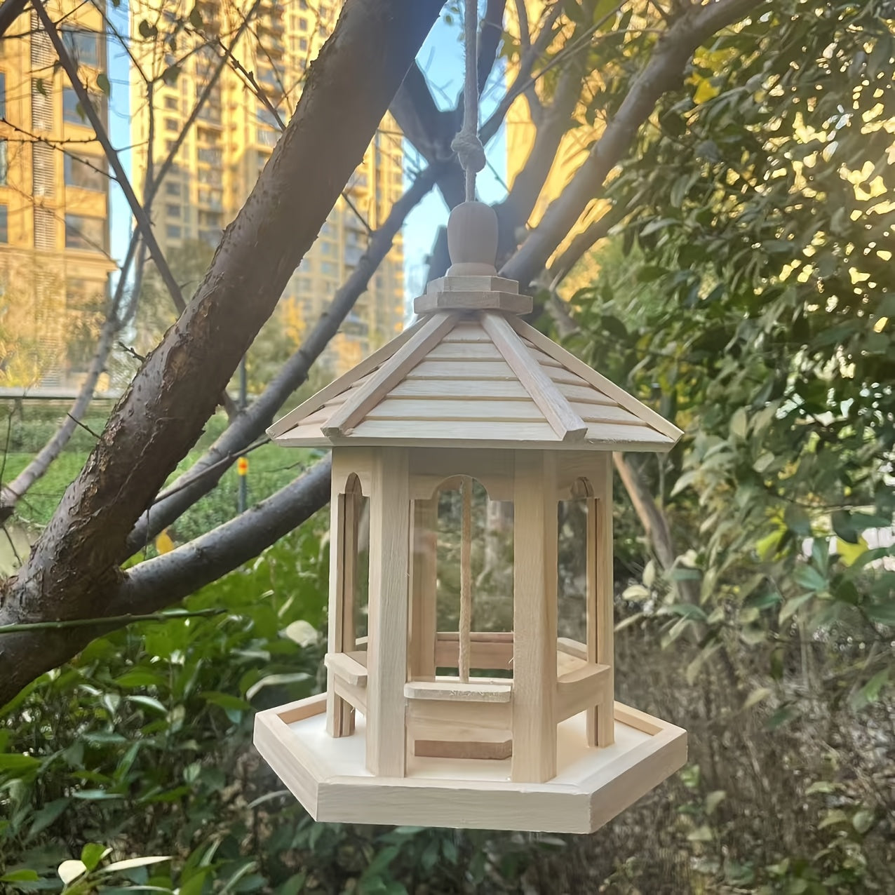 SkyPerch Nest - Hängendes Vogelhaus aus Holz von PaintaKarnze