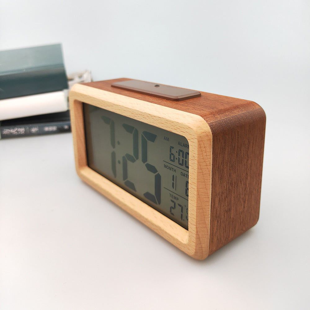 Elegante Holzuhr mit Kalender- und Temperaturanzeige | Karnz