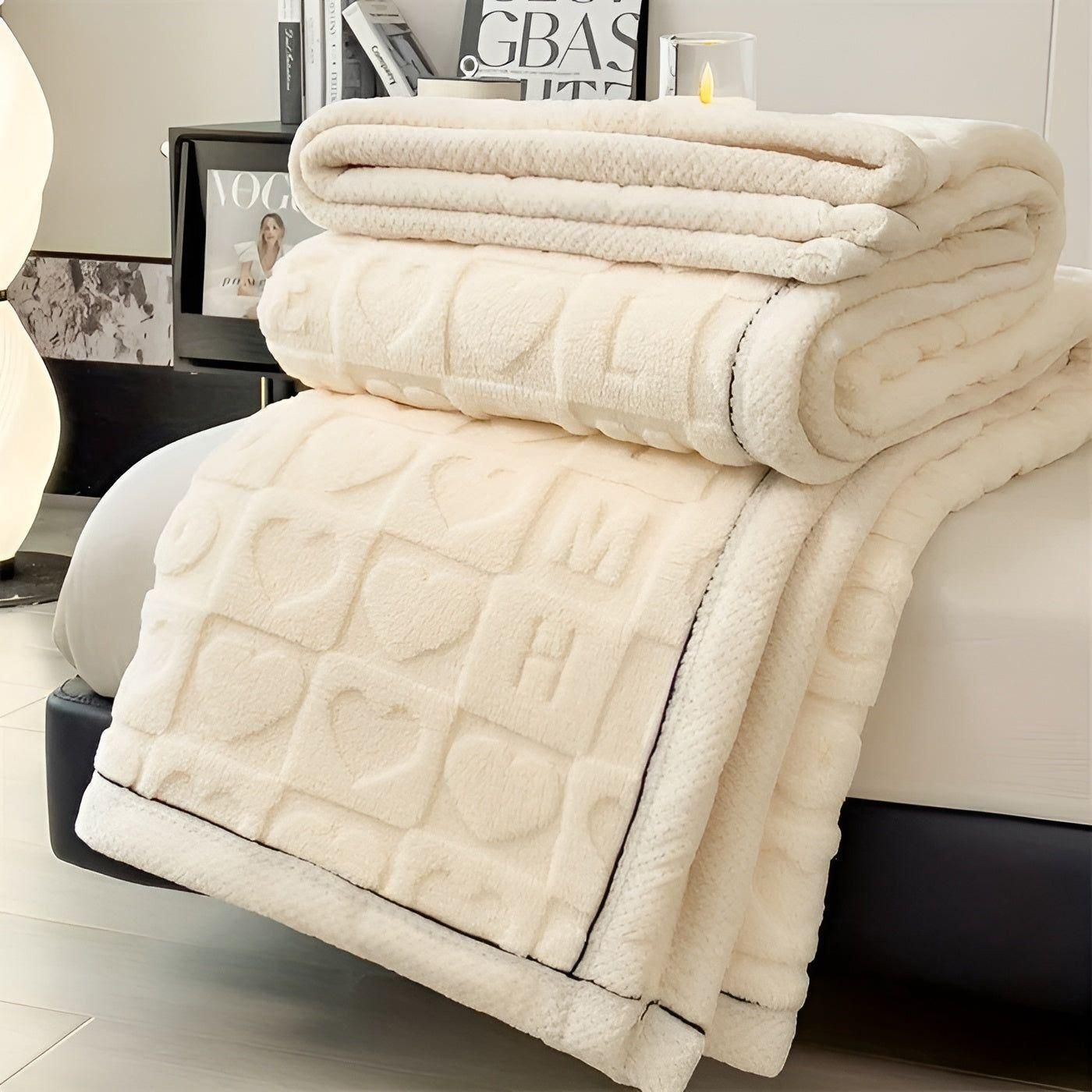CoralDream Karnzanket – Warme Fleece-Winter-Karnzanket mit doppelseitigem Herz- und Buchstabenmotiv