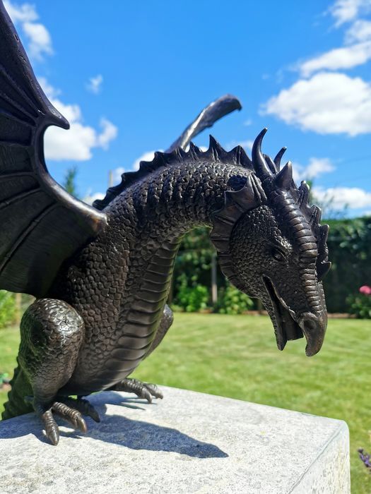 Präzisionsgegossene feuerspeiende Drachenskulptur Wasserlandschaft