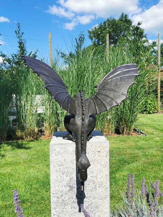 Präzisionsgegossene feuerspeiende Drachenskulptur Wasserlandschaft