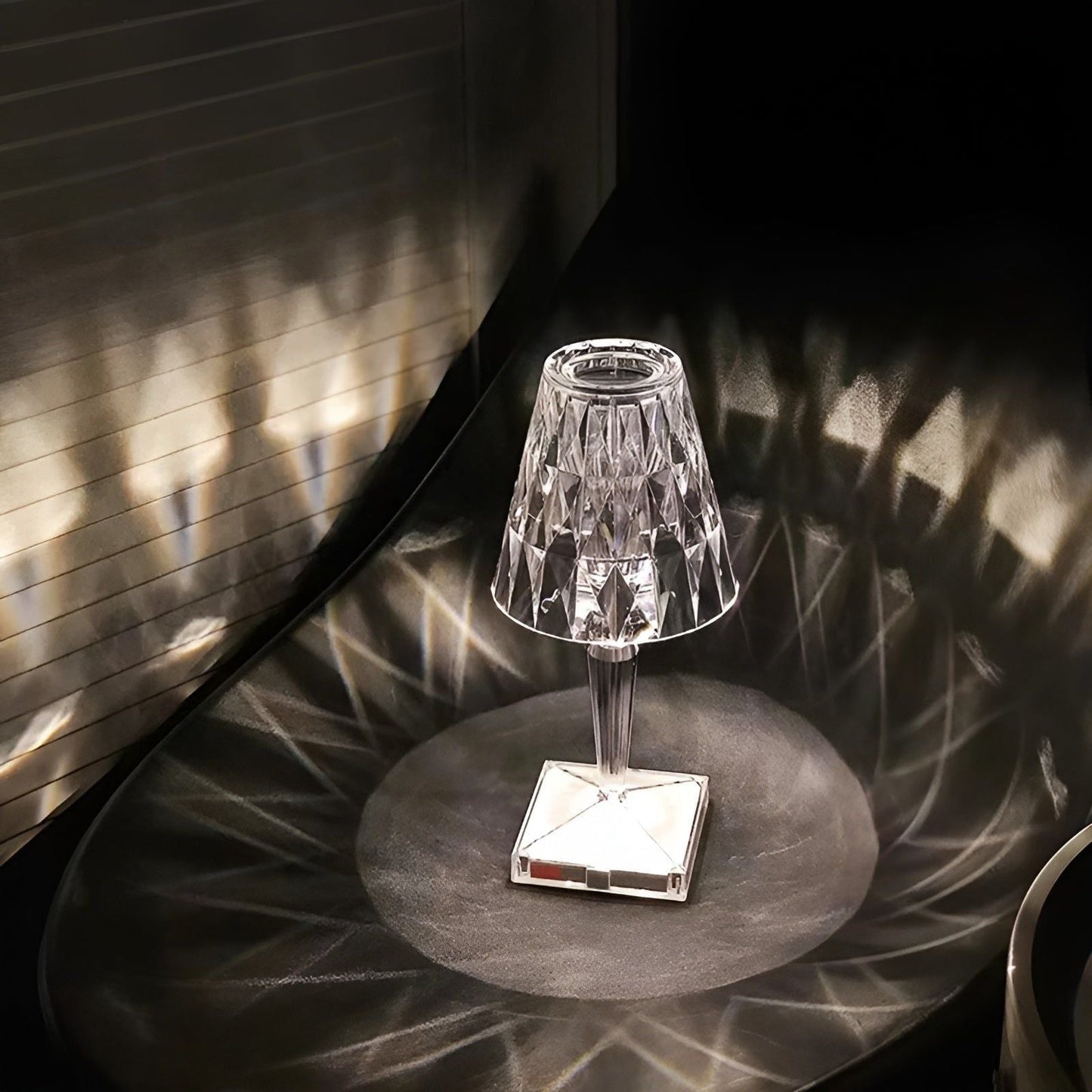 Diamond Glow – Kabellose USB-Nachttischlampe mit Kristallglanz