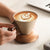 BaristaLuxe Keramische Kaffeetasse 250ml – Handgemacht mit Holzgriff und Untersetzer | Karnz