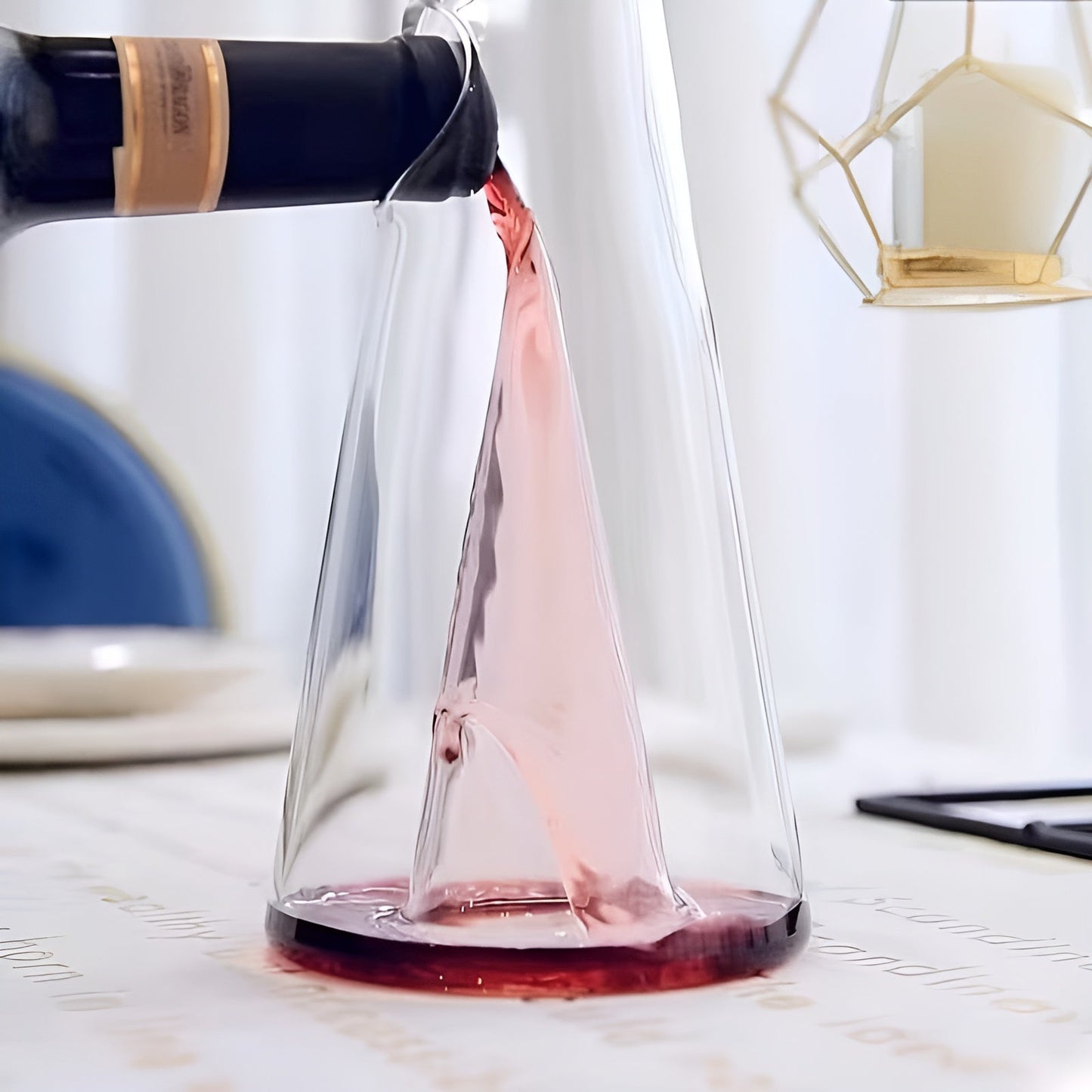 Rotweinkaraffe aus Glas – Stilvolle Belüftung durch Wasserfall-Ausgießfunktion | Inklusive Kühlbehälter