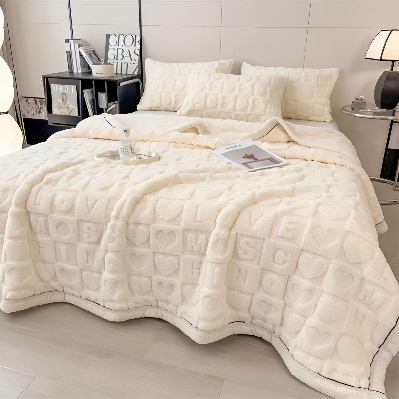 CoralDream Karnzanket – Warme Fleece-Winter-Karnzanket mit doppelseitigem Herz- und Buchstabenmotiv