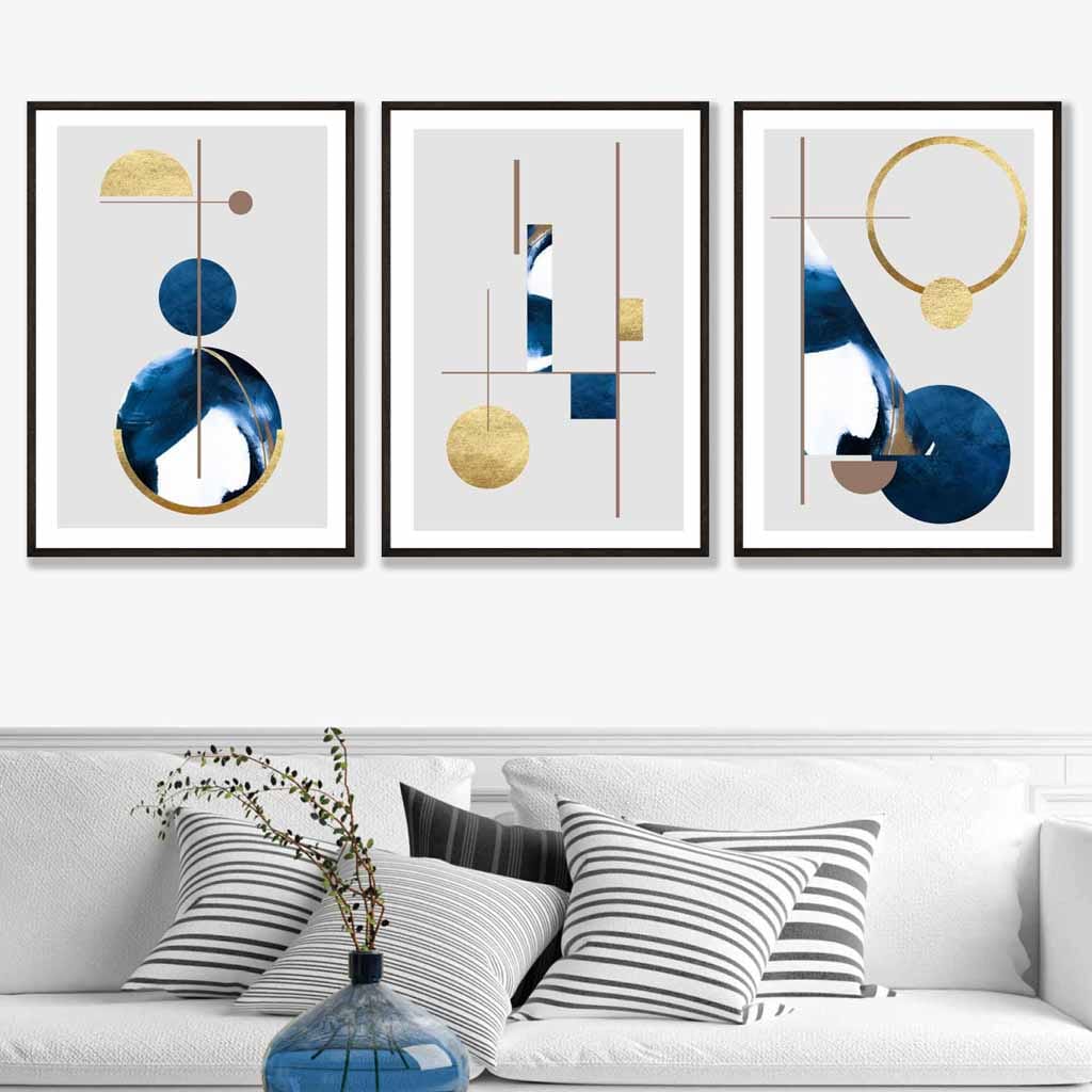 Abstraktes Set aus 3 strukturierten geometrischen Wandbildern in Marineblau und Gold