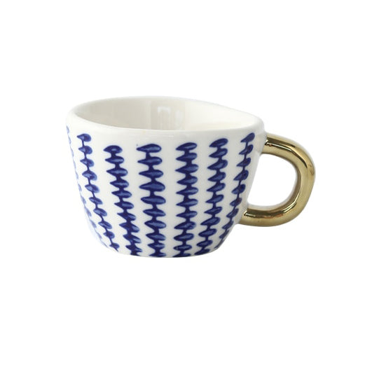 Tasse mit abstraktem geometrischen Muster und goldenem Henkel