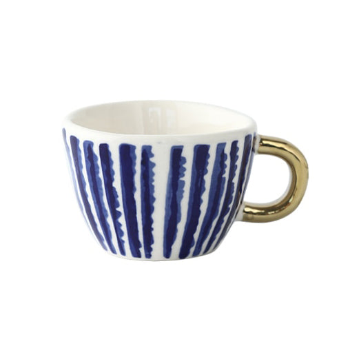 Tasse mit abstraktem geometrischen Muster und goldenem Henkel