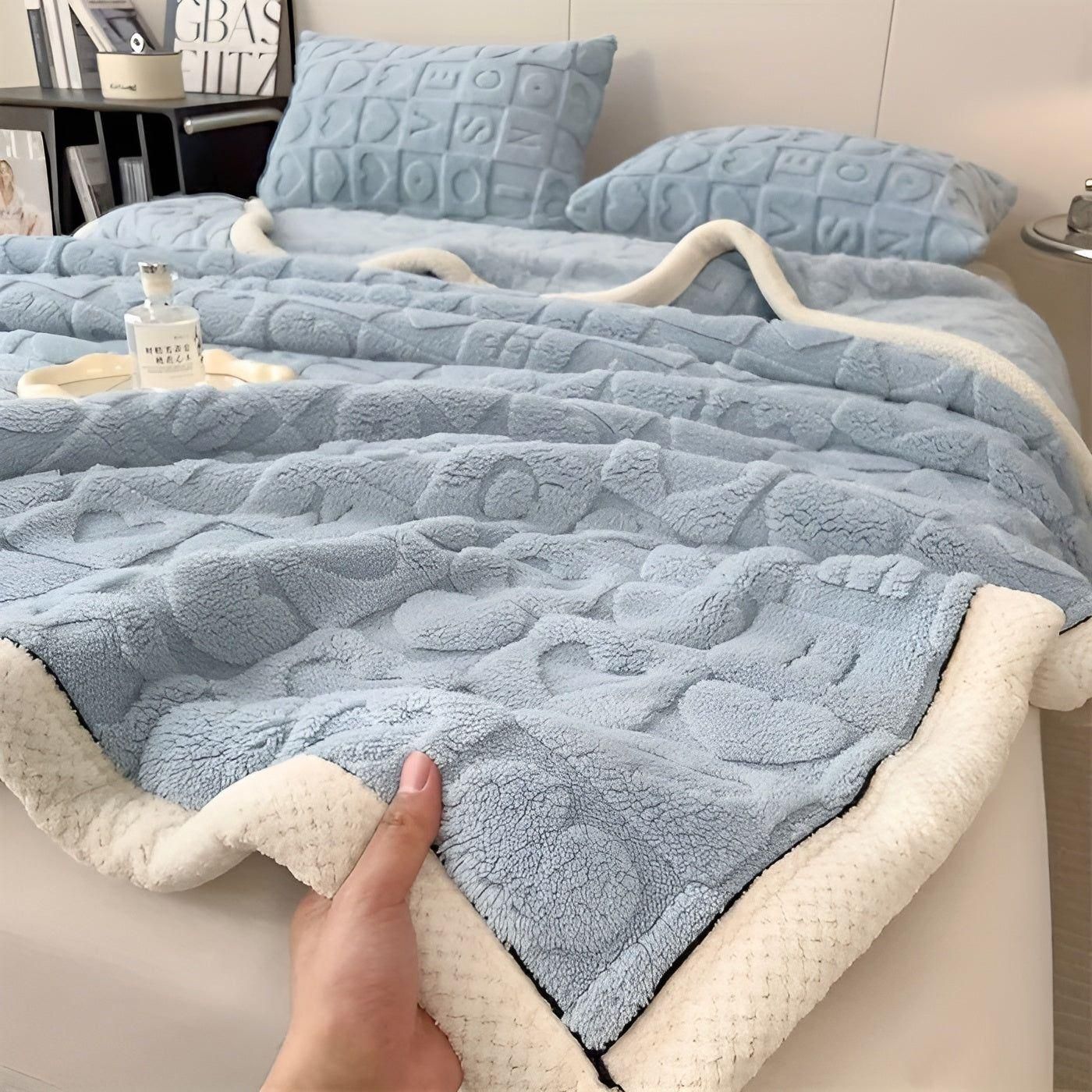 CoralDream Karnzanket – Warme Fleece-Winter-Karnzanket mit doppelseitigem Herz- und Buchstabenmotiv