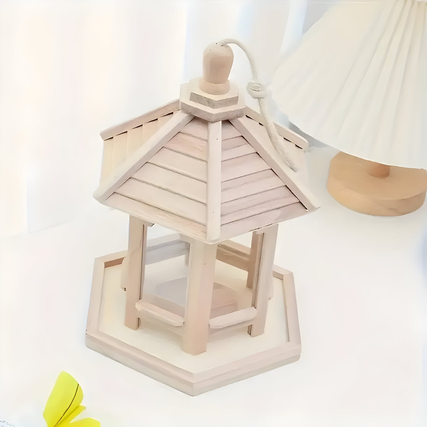 SkyPerch Nest - Hängendes Vogelhaus aus Holz von PaintaKarnze