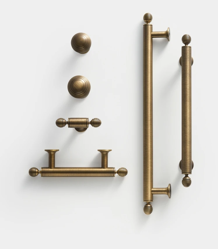 BrassElegance Massivmessing Antik T-Griff Karnz