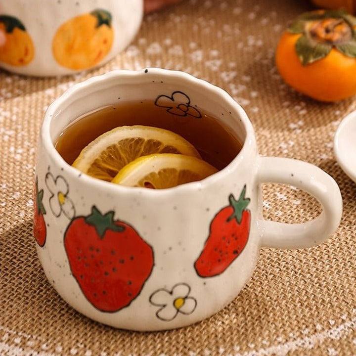Keramiktasse mit verspieltem Obstdesign | Karnz