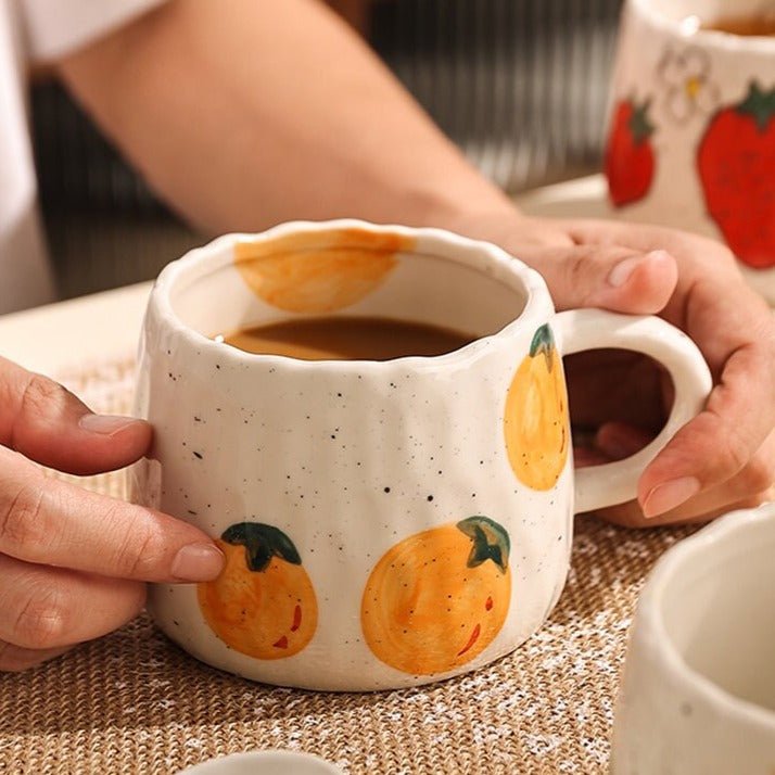 Keramiktasse mit verspieltem Obstdesign | Karnz