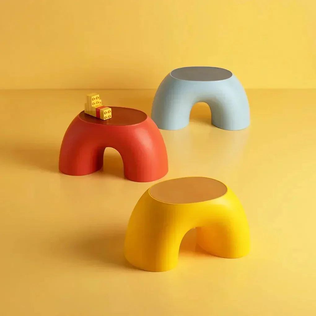 Kinderhocker aus Kunststoff in Regenbogenform
