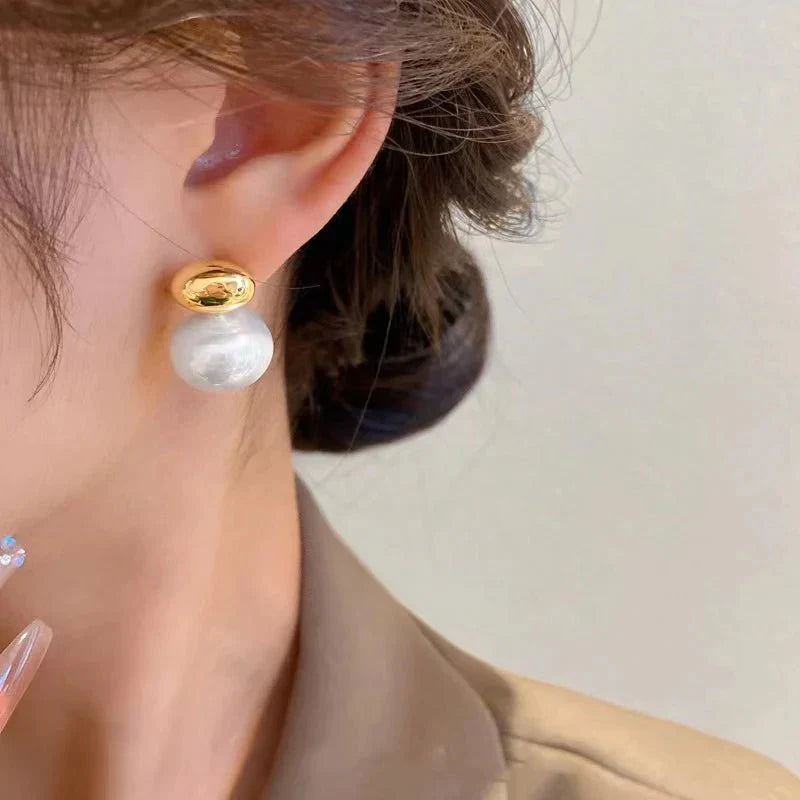 Karnz | Klassische mit Gold akzentuierte Perlen-Ohrstecker