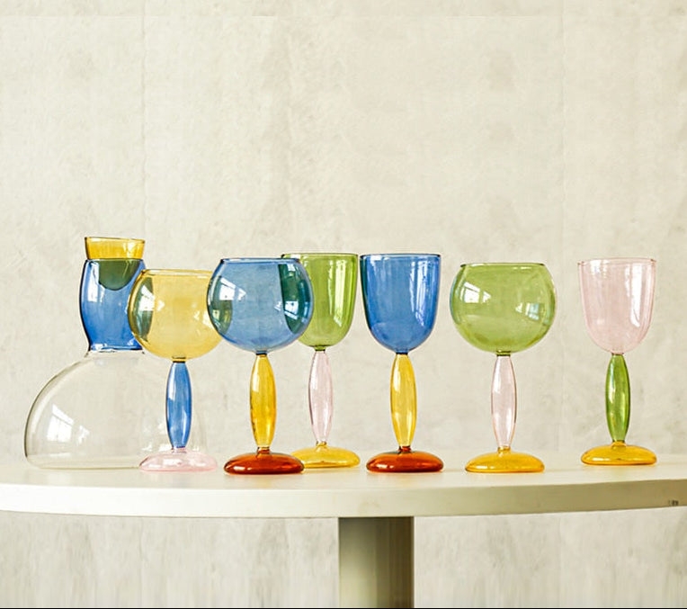 Kelch und Karaffe aus gefärbtem Glas von Phillips
