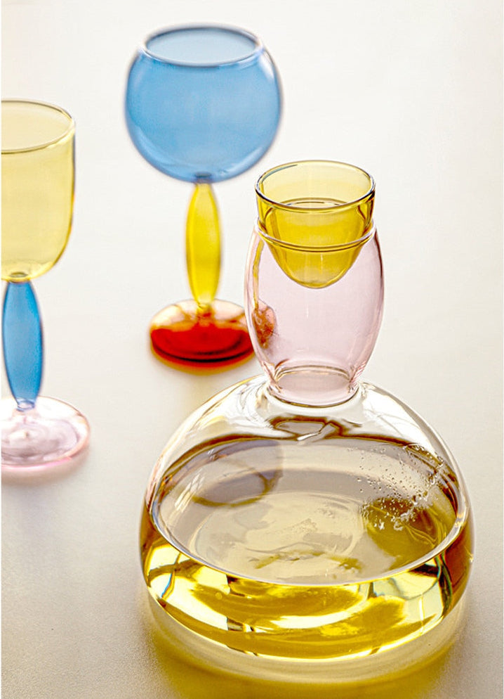 Kelch und Karaffe aus gefärbtem Glas von Phillips