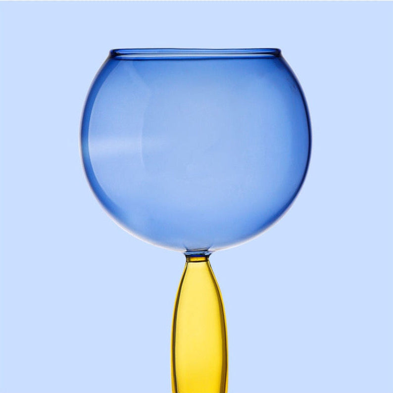 Kelch und Karaffe aus gefärbtem Glas von Phillips