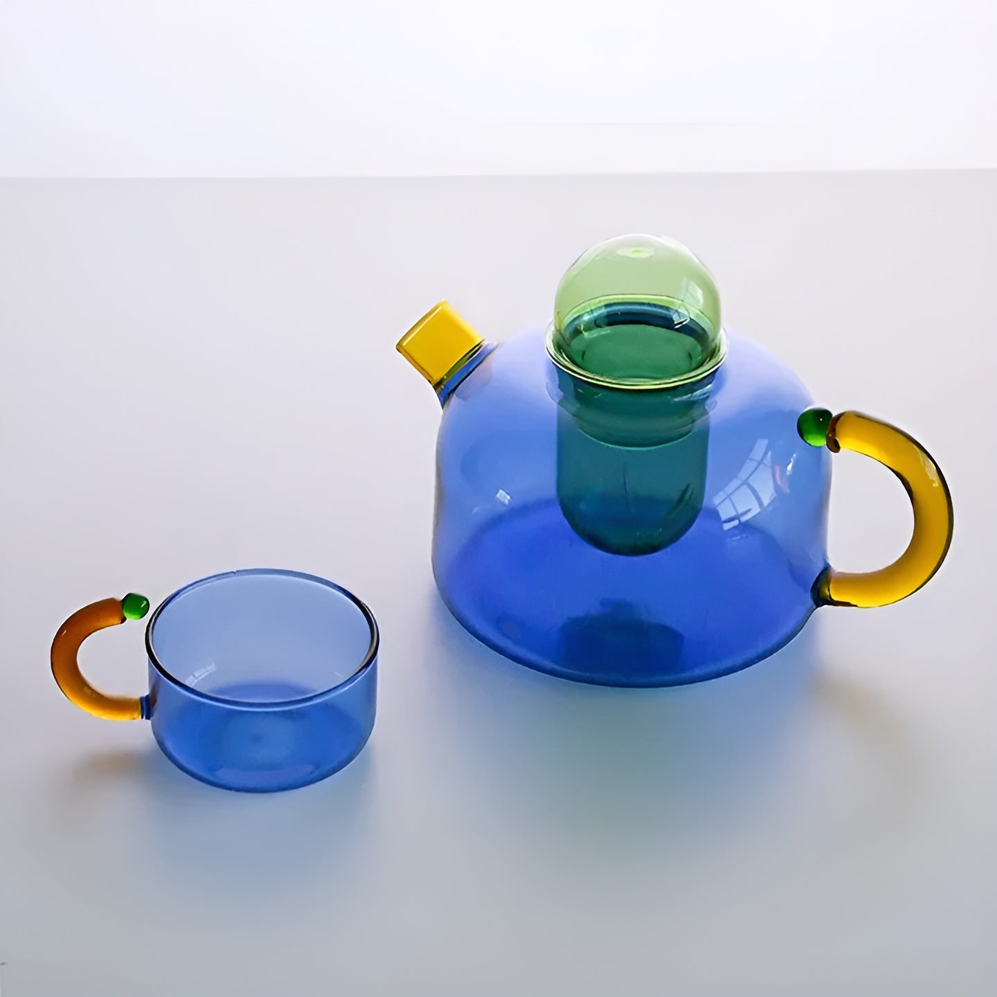 Transparentes Motiv und Kopien – Stilvolles Set in kontrastierenden Farben