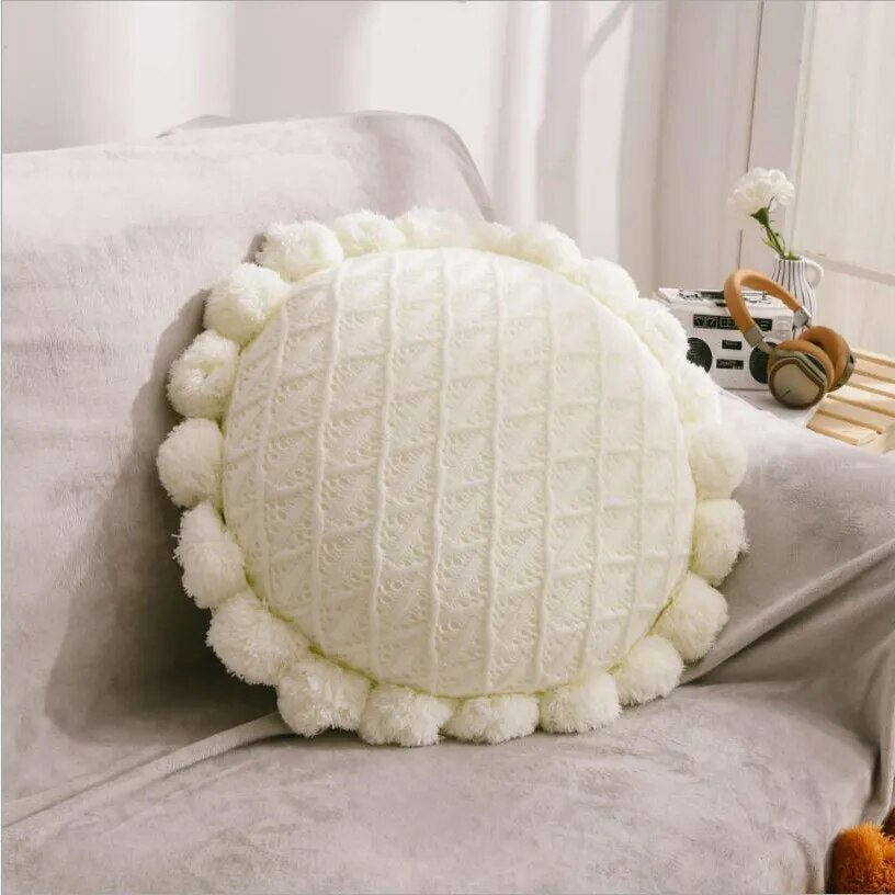 Süßes Pompom Quasten Rundes Gemütliches Kissen aus Acrylstrick | Karnz