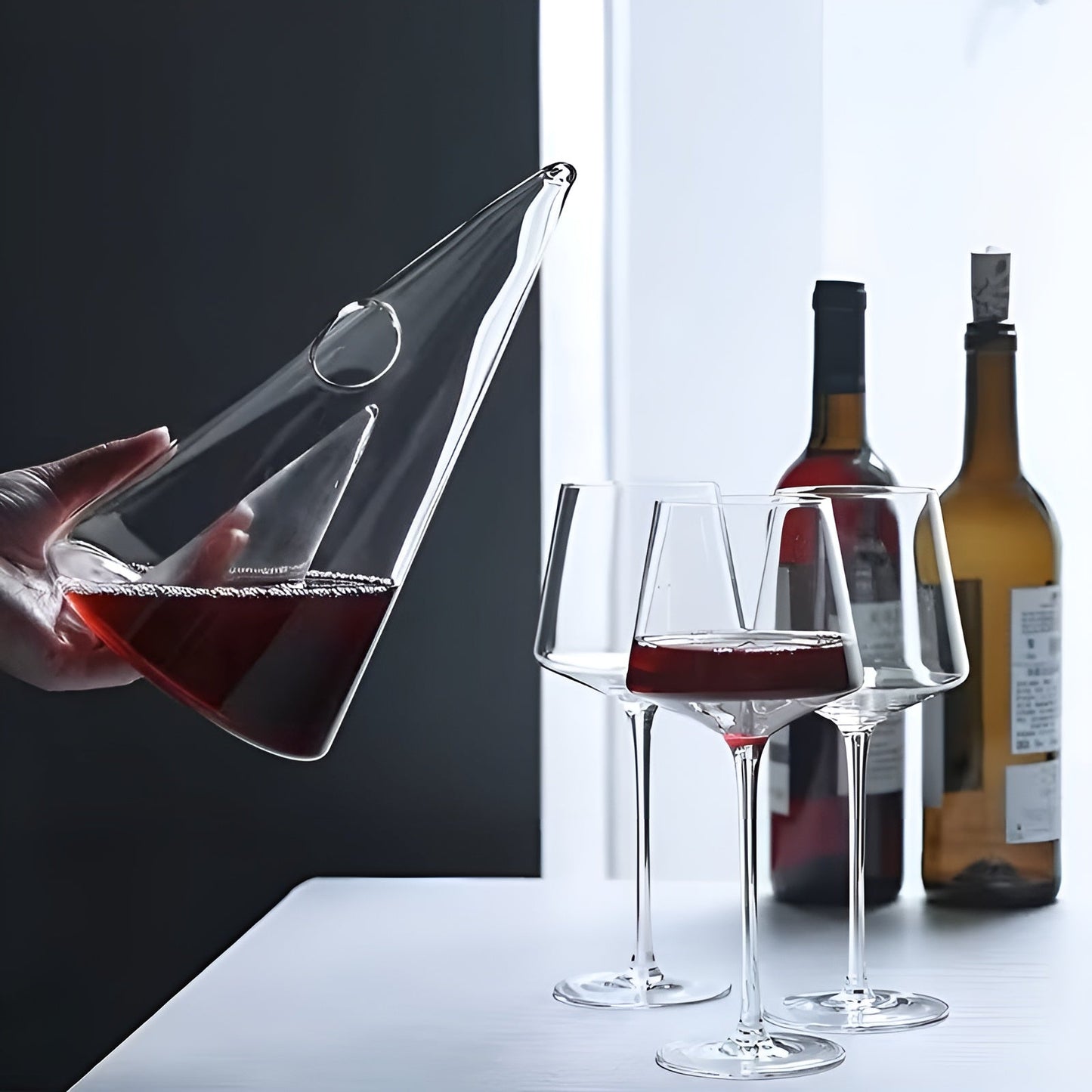 Rotweinkaraffe aus Glas – Stilvolle Belüftung durch Wasserfall-Ausgießfunktion | Inklusive Kühlbehälter