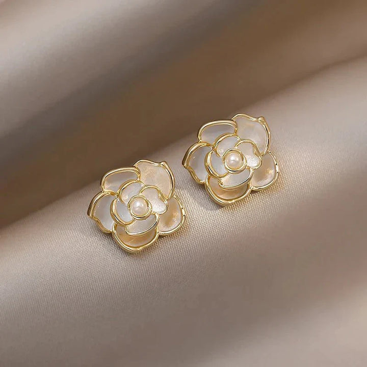 Karnz | Zarte weiße Kamelien Blumenschmuck, Ohrringe, Ring