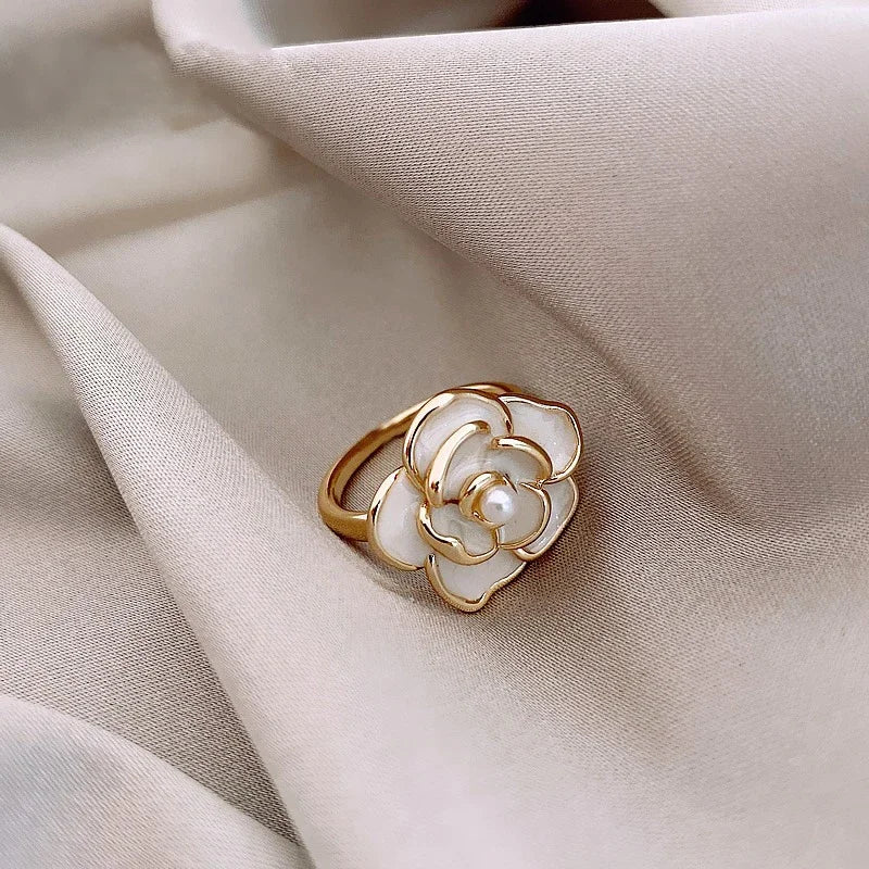Karnz | Zarte weiße Kamelien Blumenschmuck, Ohrringe, Ring