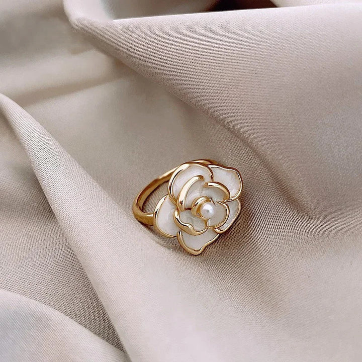 Karnz | Zarte weiße Kamelien Blumenschmuck, Ohrringe, Ring