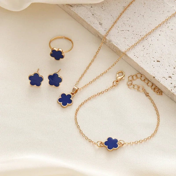 Karnz | Zierliches Glücksblatt Blumen Anhänger, Armband, Ohrringe und Ringe Set