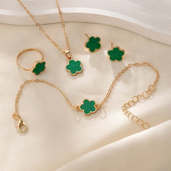 Karnz | Zierliches Glücksblatt Blumen Anhänger, Armband, Ohrringe und Ringe Set