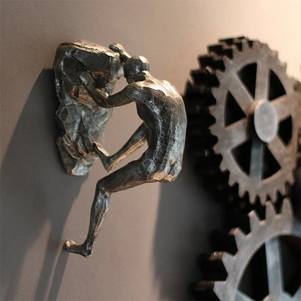 Skulptur eines kletternden Mannes | Moderne Wandkunst aus Kunstharz | Kreative Hängefigur