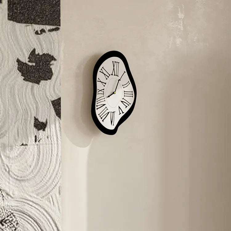 Surrealistische Wanddekoration Uhr mit römischen Ziffern – Moderne Dali-inspirierte Wanduhr für Kunstliebhaber | Karnz